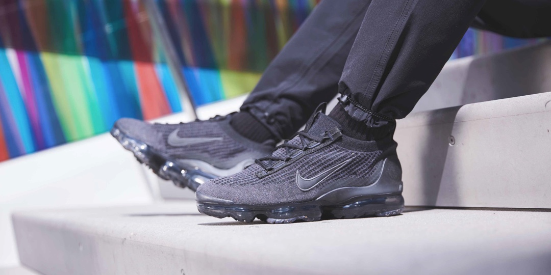 Nike Vapormax — sneaker in azione su parete colorata, scena UK street